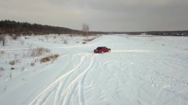 Kiev, Ukrayna - 13 Ekim 2018: Kırmızı retro araba drift karda bir sahada