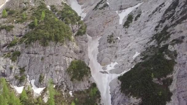 Luchtfoto Van Modderstroom Met Sneeuw Hoog Het Alpengebergte — Stockvideo