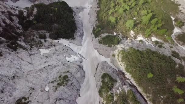 Вид Воздуха Селевой Поток Высоким Снегом Альпийских Горах — стоковое видео