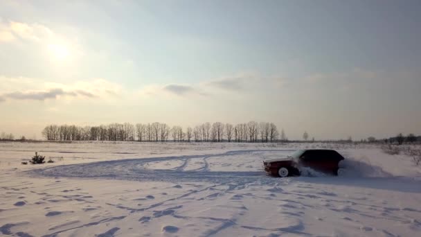 Kijów Ukraina Października 2018 Czerwony Samochód Retro Drift Polu Śniegu — Wideo stockowe