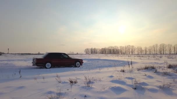 Kijów Ukraina Października 2018 Czerwony Samochód Retro Drift Polu Śniegu — Wideo stockowe