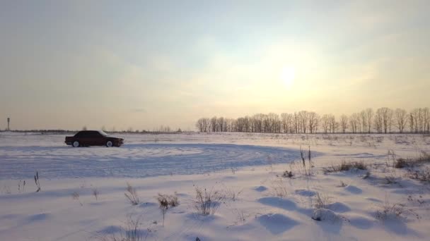 Kijów Ukraina Października 2018 Czerwony Samochód Retro Drift Polu Śniegu — Wideo stockowe