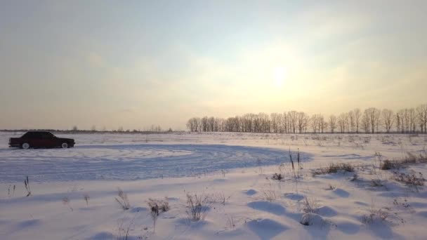 乌克兰基辅 2018年10月13日 红色复古汽车在雪地里漂流 — 图库视频影像