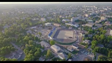 İnşaat sırasında futbol stadyumu havadan görünümü