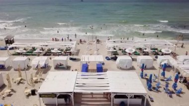 Plaj ve deniz lüks rekreasyon alanının havadan görünümü