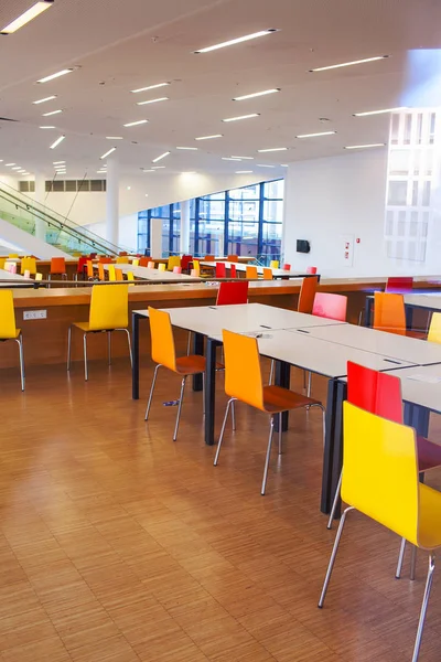 Mesas com cadeiras em pé na sala de aula — Fotografia de Stock