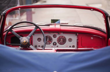 Viyana, Avusturya-Haziran 06, 2018: kırmızı Retro araba Iç