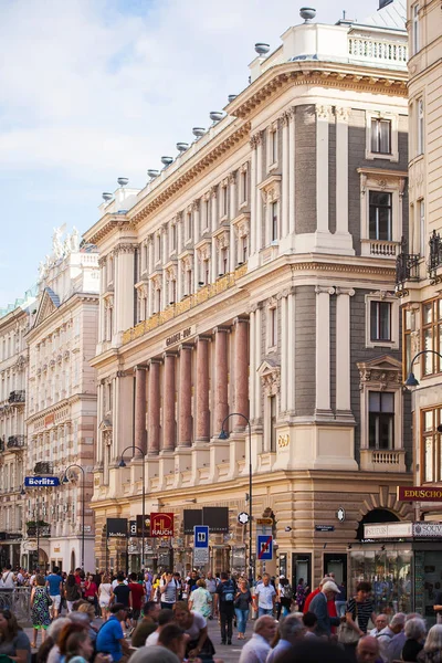 Vienna, Austria - 06 giugno 2018: Stephansplatz con molti turisti — Foto Stock