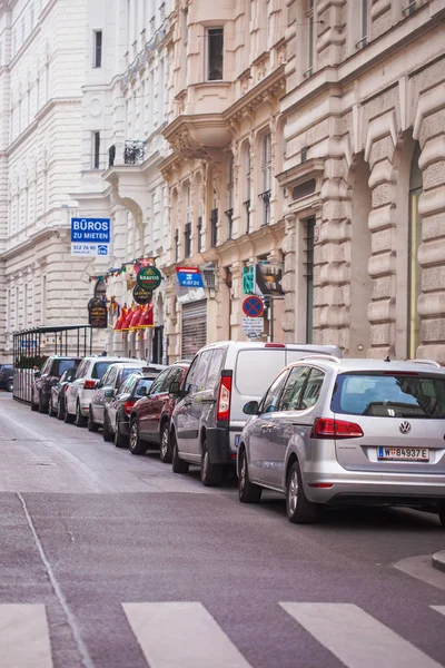 Vienna, Austria - 06 giugno 2018: Auto parcheggiate in fila nel centro della città — Foto Stock