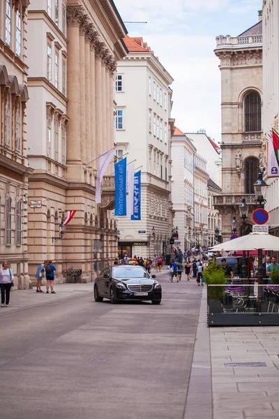 Wien, Österreich - 06. Juni 2018: schwarzes Luxus-Taxi in der Innenstadt — Stockfoto