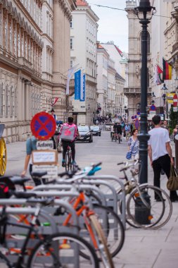 Viyana, Avusturya-Haziran 06, 2018: Bisikletler, Taksiler ve turistler için otopark ile eski sokak