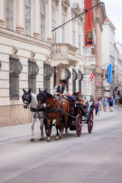 Wien, Österreich - 06. Juni 2018: Pferdekutsche mit Touristen — Stockfoto