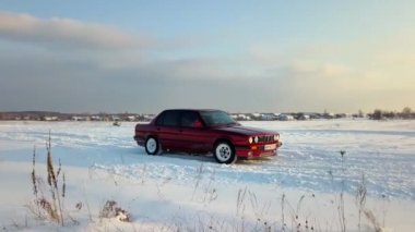 Kiev, Ukrayna - 13 Ekim 2018: Retro araba kırmızı bir alan karda sürmek