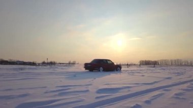 Kiev, Ukrayna - 13 Ekim 2018: Retro araba kırmızı bir alan karda sürmek