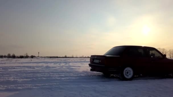 Kyjev Ukrajina Října 2018 Červené Retro Auto Jede Polem Sněhu — Stock video