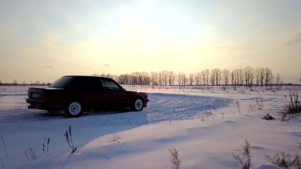 Kyiv Ukraine Outubro 2018 Carro Retro Vermelho Monta Campo Neve — Vídeo de Stock