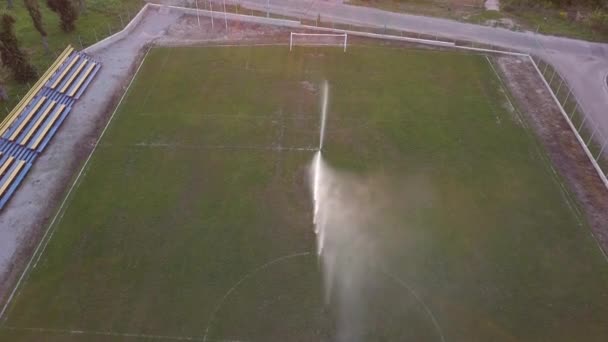 Vista Aérea Regar Césped Campo Fútbol — Vídeos de Stock