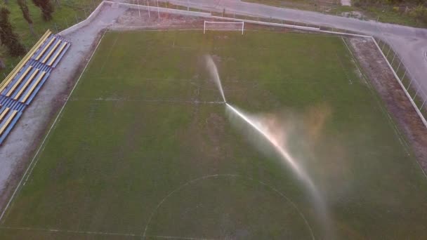 Luftaufnahme Der Bewässerung Des Rasens Eines Fußballfeldes — Stockvideo