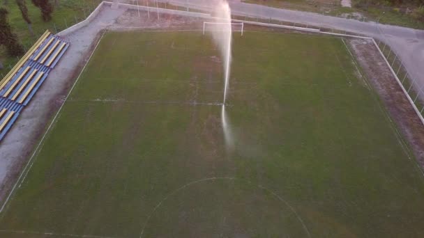 Pemandangan Udara Dari Mengairi Halaman Lapangan Sepak Bola — Stok Video
