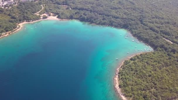 Krk Hırvatistan Açıklarında Teknelerle Kıyı Şeridinden Berrak Suyun Havadan Görünümü — Stok video