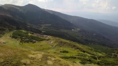 Dağlarda taşların havadan görünümü, yakın