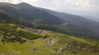 Dağlarda taşların havadan görünümü, yakın