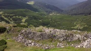 Dağlarda taşların havadan görünümü, yakın
