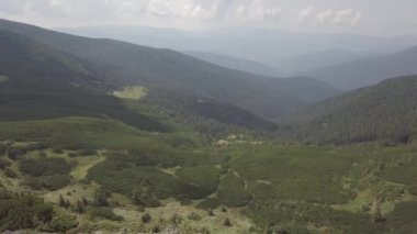Dağlarda taşların havadan görünümü, yakın