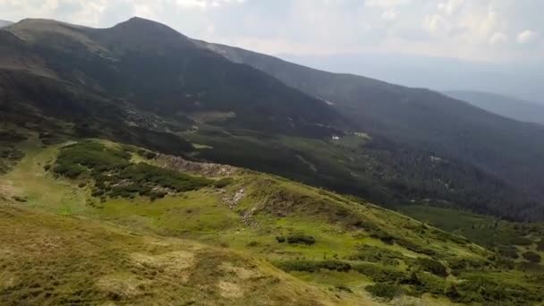 Luchtfoto Van Stenen Bergen Close — Stockvideo