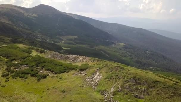 山の石の航空写真 クローズアップ — ストック動画