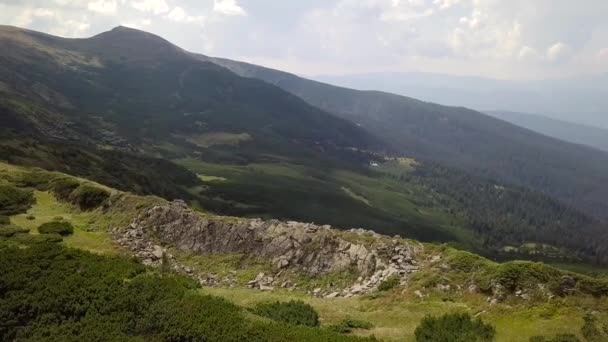 Luchtfoto Van Stenen Bergen Close — Stockvideo