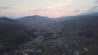 Karpat Dağları'ndaki Ukrayna köyünün havadan görünümü