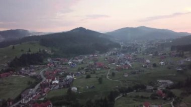 Karpat Dağları'ndaki Ukrayna köyünün havadan görünümü