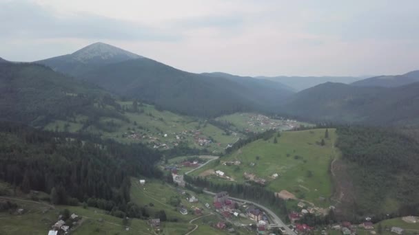 Vista Aerea Del Villaggio Ucraino Nelle Montagne Dei Carpazi — Video Stock