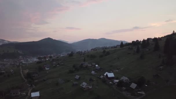 Vista Aérea Aldea Ucraniana Las Montañas Cárpatos — Vídeo de stock