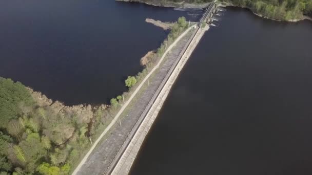 河上小水坝的鸟瞰图 — 图库视频影像