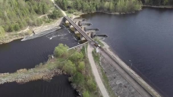 Vista Aérea Una Pequeña Presa Río — Vídeo de stock