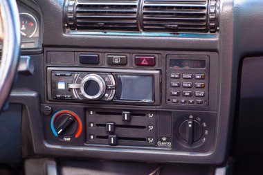 Eski bir retro araba iç Modern radyo