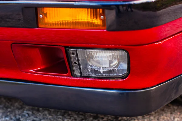 Feu brouillard d'une vieille voiture rétro rouge — Photo