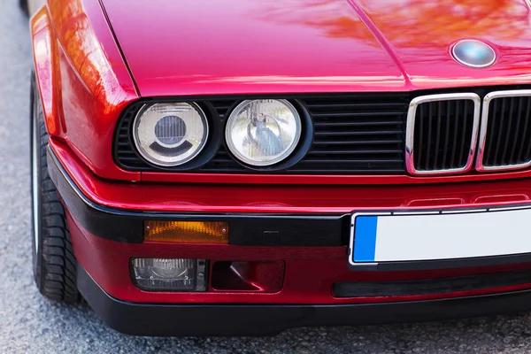 Koplampen van een rode, oude, retro auto, close-up — Stockfoto