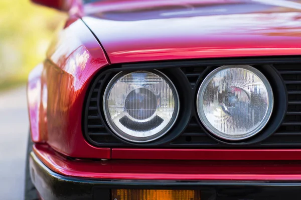 Faróis de um carro vermelho, velho, retro, close-up — Fotografia de Stock