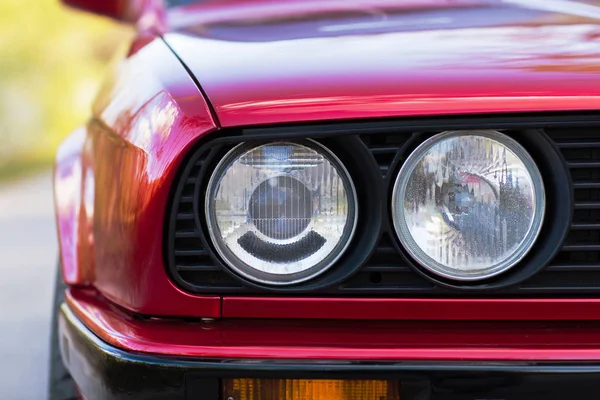 Scheinwerfer eines roten, alten Retro-Autos, Nahaufnahme — Stockfoto