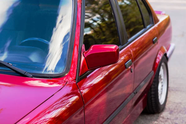 Καθρέπτης οπισθοπορείας σε ένα κόκκινο παλιό αυτοκίνητο — Φωτογραφία Αρχείου