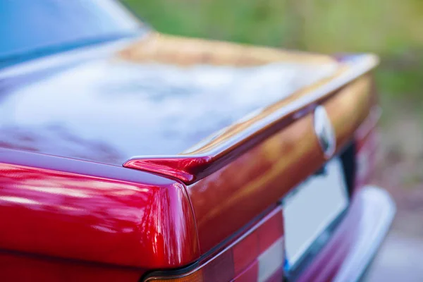La parte posterior de un coche retro rojo con un ala pequeña — Foto de Stock