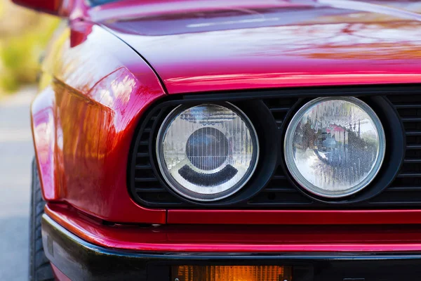 赤、古い、レトロな車のヘッドライト、クローズアップ ストック画像