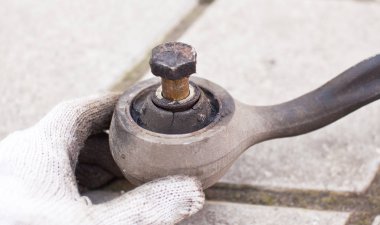 Eski, klasik bir araba kullanılan sessiz blok