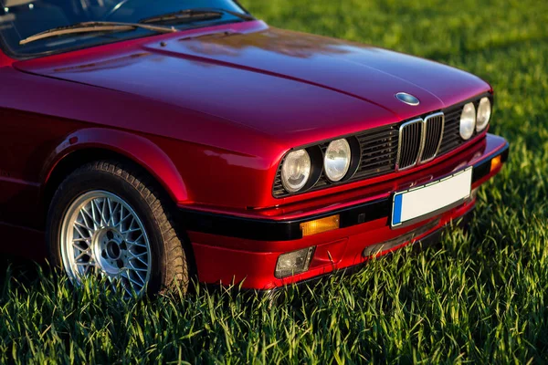 Передня частина старого, червоного, німецького автомобіля, який стоїть на траві — стокове фото