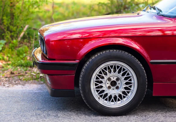 Vordere linke Seite eines alten deutschen Autos — Stockfoto