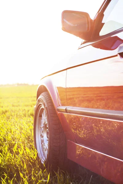 Frente a la izquierda de un viejo coche alemán que se encuentra en la hierba verde al atardecer — Foto de Stock