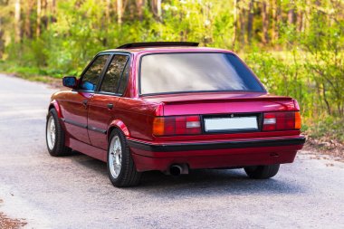 Eski, kırmızı, Alman arabasının arkasında.